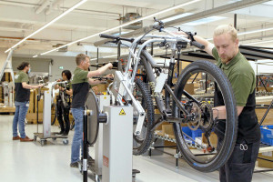 Roemheld Bike Promobils in action at the Bocholt factory of Rose Bikes. Note how the bicycle is secured via the seat tube rather than the frame.