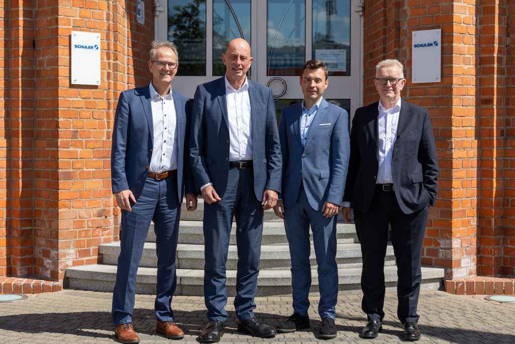 Labor Director Thomas Kamphausen, Economics Minister Wolfgang Tiefensee, Site Manager Markus Schempp and Chief Operations Officer Dr. Peter Jost (from left). © Schuler